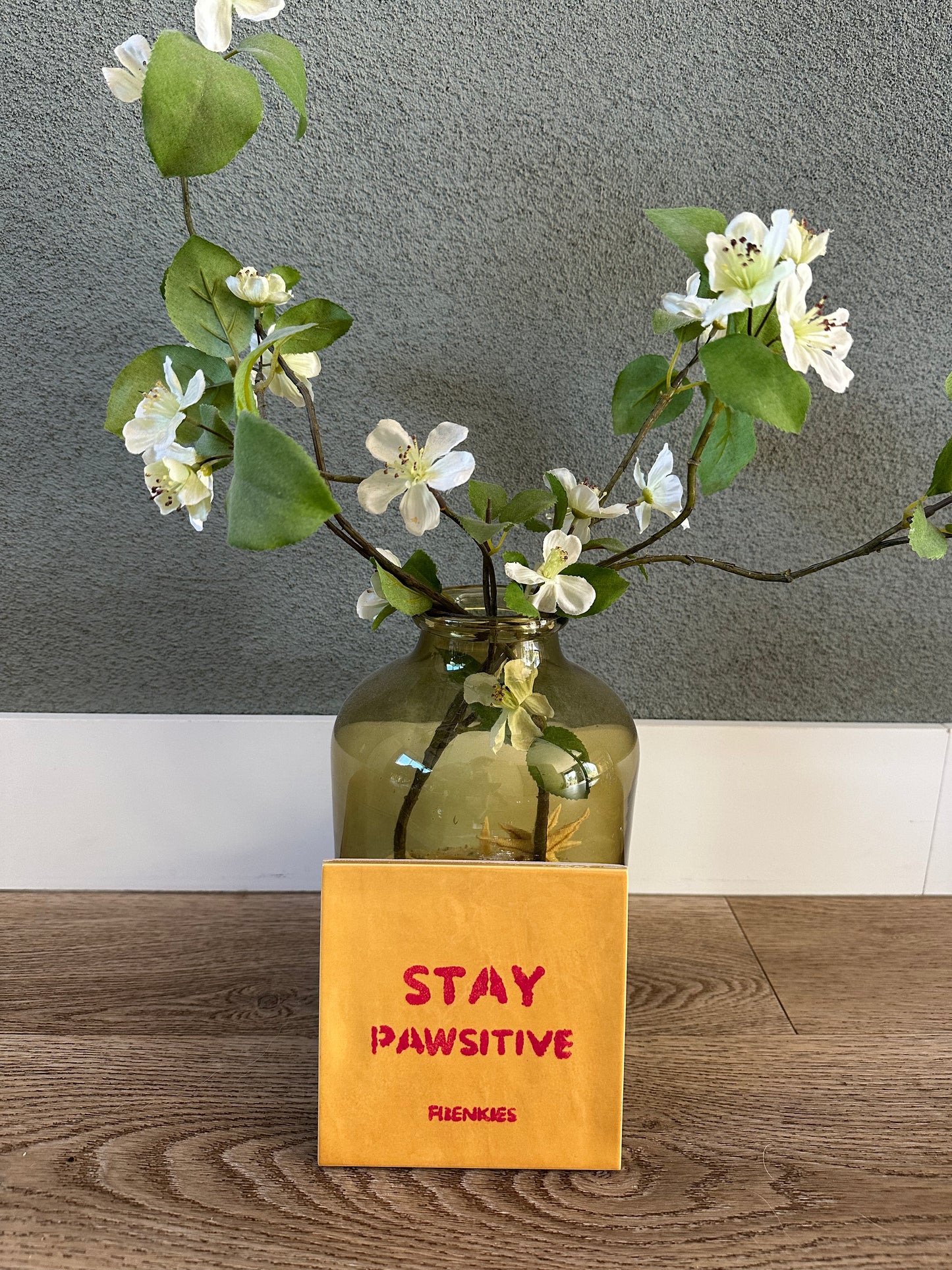 Frenkies Tegel Stay Pawsitive Geel