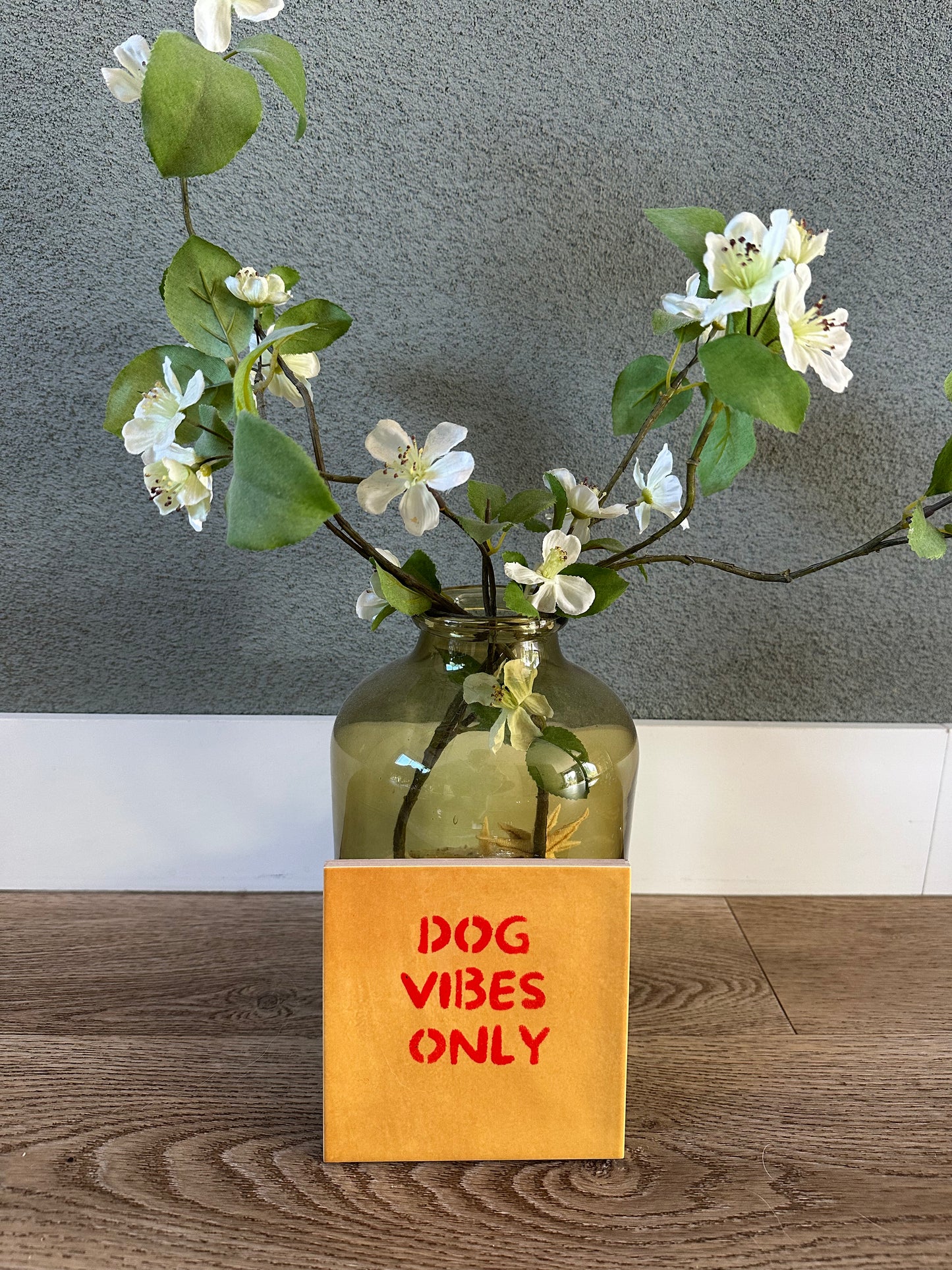 Frenkies Tegel Dog Vibes Only Geel